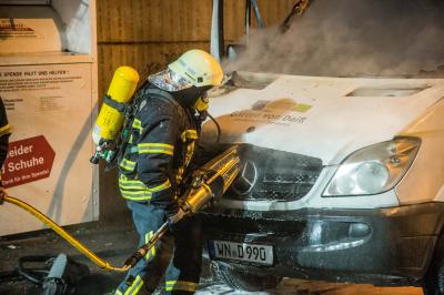 Waiblingen: Rettungswache blockiert - Transporter brennt in voller Ausdehnung davor